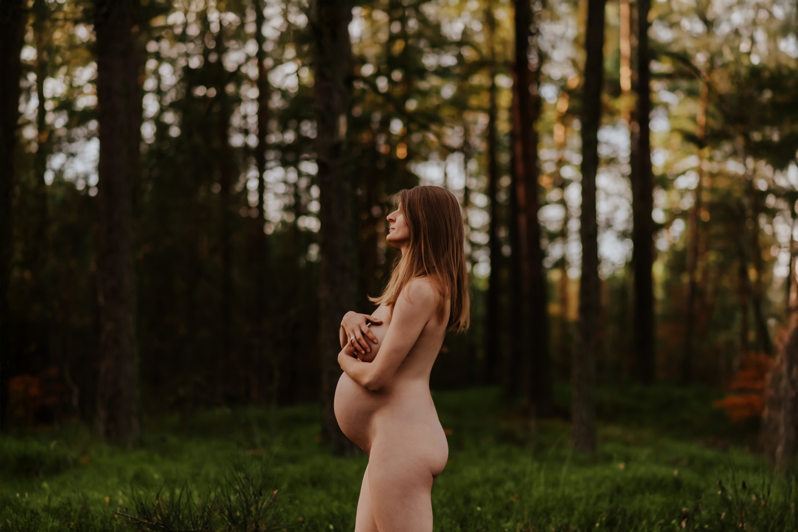 Naturalna ciążowa sesja zdjęciowa w plenerze